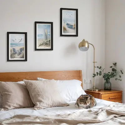 Ensemble de 3 tableaux représentant une plage avec des planches de surf, des bateaux et des oiseaux