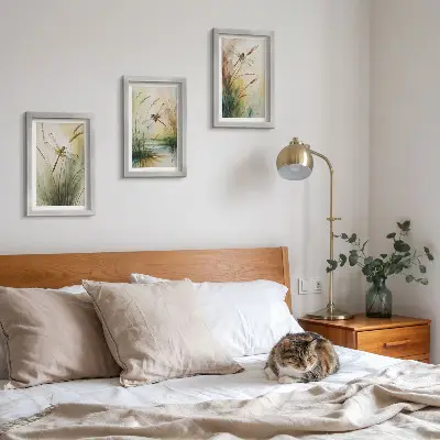 Lot de 3 tableaux représentant des libellules parmi l'herbe au bord de l'eau dans un style pictural