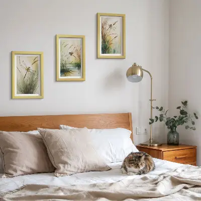 Lot de 3 tableaux représentant des libellules parmi l'herbe au bord de l'eau dans un style pictural