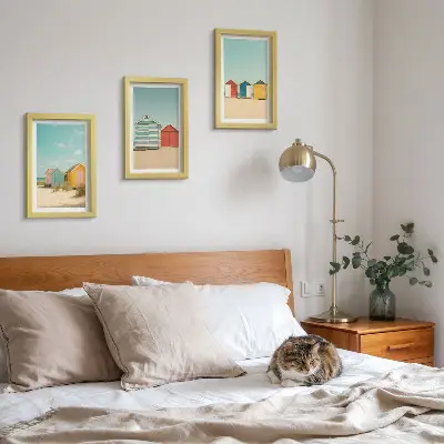 Ensemble de 3 tableaux représentant des maisons de plage colorées par une journée ensoleillée
