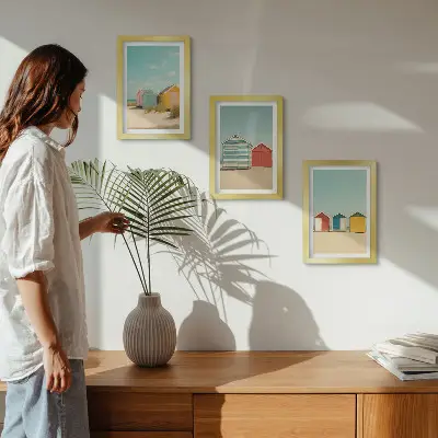 Ensemble de 3 tableaux représentant des maisons de plage colorées par une journée ensoleillée