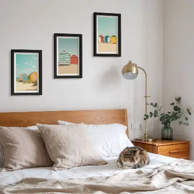 Ensemble de 3 tableaux représentant des maisons de plage colorées par une journée ensoleillée