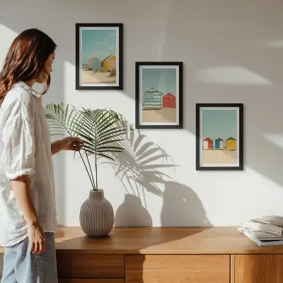 Ensemble de 3 tableaux représentant des maisons de plage colorées par une journée ensoleillée