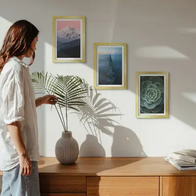 Mur de cadres montagnes au ciel rose avec eau et plantes succulentes vertes