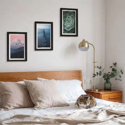 Mur de cadres montagnes au ciel rose avec eau et plantes succulentes vertes