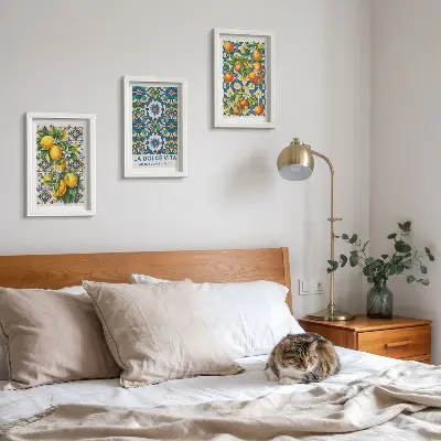 Mur de cadres affiches aux motifs d'agrumes et abstraits colorés