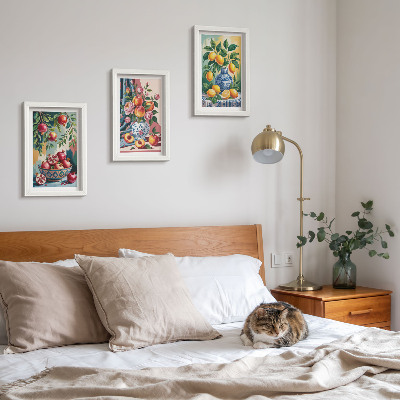 Mur de cadres Fleurs et fruits peints dans des vases