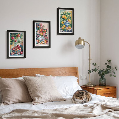 Mur de cadres Fleurs et fruits peints dans des vases