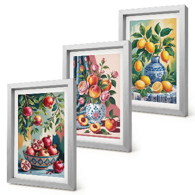 Mur de cadres Fleurs et fruits peints dans des vases