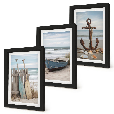 Ensemble de 3 tableaux Une plage avec une barque et une ancre dans le sable