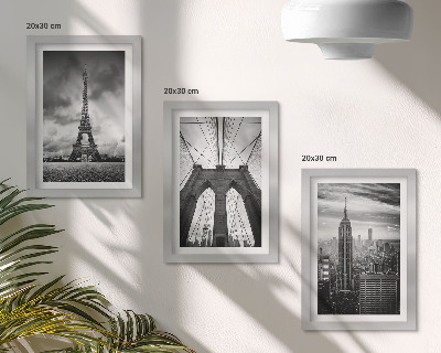Mur de cadres Tours et ponts aux teintes monochromes