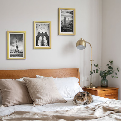 Mur de cadres Tours et ponts aux teintes monochromes