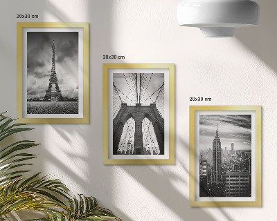 Mur de cadres Tours et ponts aux teintes monochromes