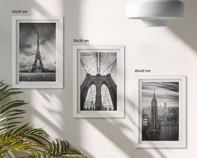 Mur de cadres Tours et ponts aux teintes monochromes
