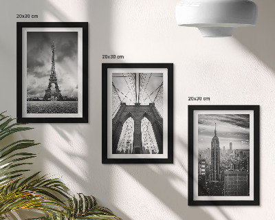 Mur de cadres Tours et ponts aux teintes monochromes