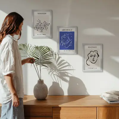 Mur de cadres avec affiches dans le style moderne et abstrait d'Henri Matisse