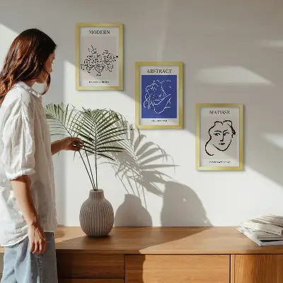 Mur de cadres avec affiches dans le style moderne et abstrait d'Henri Matisse