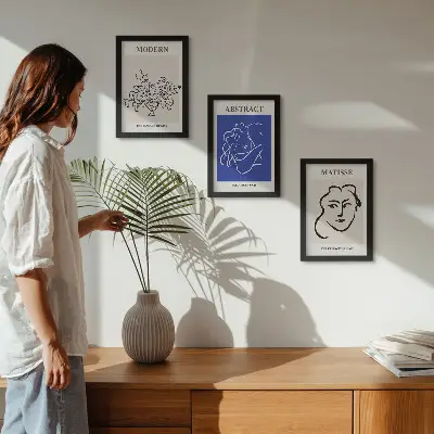 Mur de cadres avec affiches dans le style moderne et abstrait d'Henri Matisse