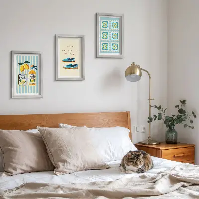 Mur de cadres avec des motifs de fruits et des éléments de la culture italienne