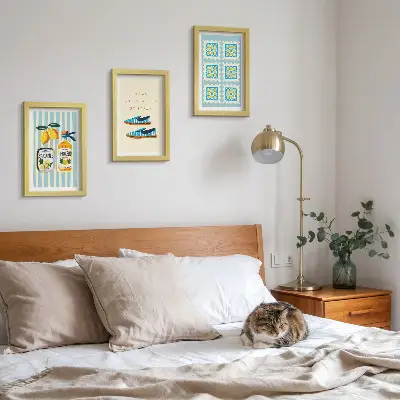 Mur de cadres avec des motifs de fruits et des éléments de la culture italienne