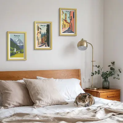 Mur de cadres avec des paysages de montagne et des rues de villes italiennes