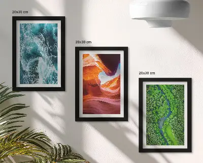 Mur de cadres représentant l'eau en mouvement dans un canyon et la forêt verte