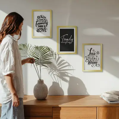 Mur de cadres sur le thème de la famille, de l'amour, de la chaleur, du foyer et des citations inspirantes