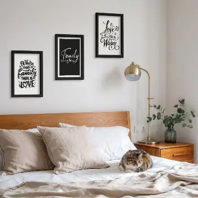 Mur de cadres sur le thème de la famille, de l'amour, de la chaleur, du foyer et des citations inspirantes