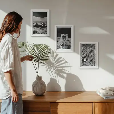 Ensemble de 3 tableaux représentant des photos de la Lune avec un astronaute et une empreinte de pas