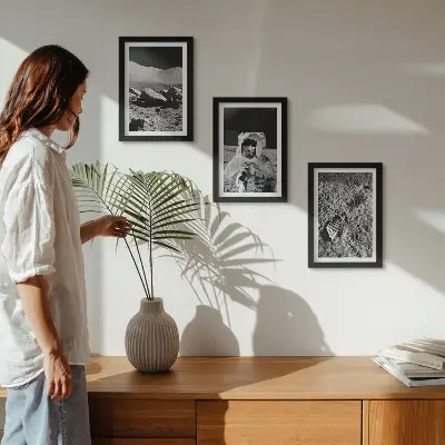 Ensemble de 3 tableaux représentant des photos de la Lune avec un astronaute et une empreinte de pas