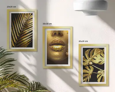 Mur de cadres avec motifs de feuilles de palmier, de visage de femme et de feuilles de monstera