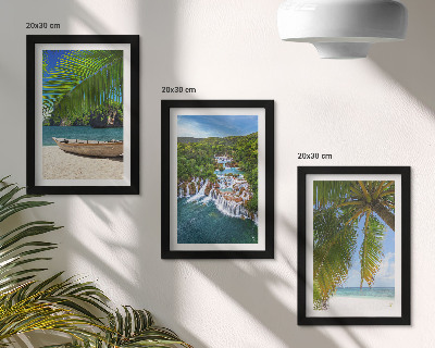 Mur de cadres Plage tropicale avec bateau, cascades et palmiers
