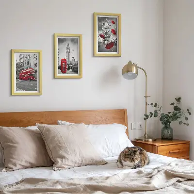 Lot de 3 tableaux représentant des bâtiments londoniens célèbres avec des touches de rouge