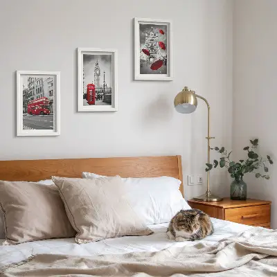 Lot de 3 tableaux représentant des bâtiments londoniens célèbres avec des touches de rouge