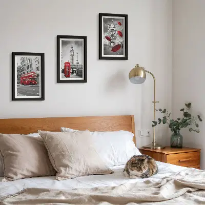 Lot de 3 tableaux représentant des bâtiments londoniens célèbres avec des touches de rouge