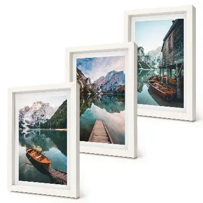 Lot de 3 tableaux représentant un lac de montagne avec des bateaux et une cabane en bois