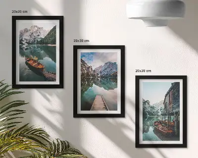 Lot de 3 tableaux représentant un lac de montagne avec des bateaux et une cabane en bois