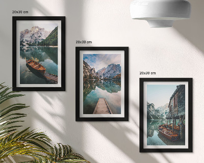 Lot de 3 tableaux Un lac de montagne avec des bateaux et une cabane en bois