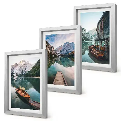Lot de 3 tableaux représentant un lac de montagne avec des bateaux et une cabane en bois