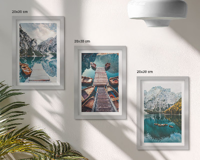 Mur de cadres Un lac avec des jetées en bois et des montagnes