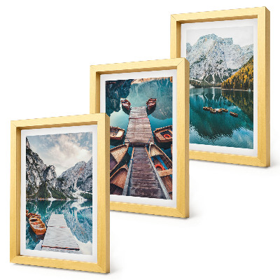 Mur de cadres Un lac avec des jetées en bois et des montagnes