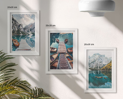 Mur de cadres Un lac avec des jetées en bois et des montagnes