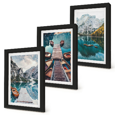 Mur de cadres Un lac avec des jetées en bois et des montagnes