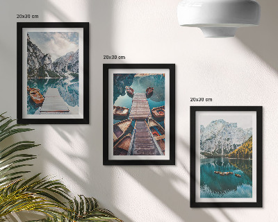 Mur de cadres Un lac avec des jetées en bois et des montagnes