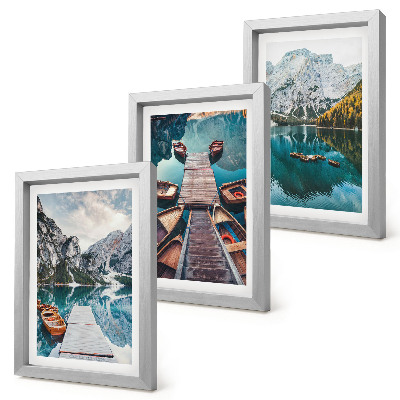 Mur de cadres Un lac avec des jetées en bois et des montagnes