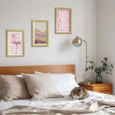 Mur de cadres avec motifs de flamants roses, paysage de montagne pastel et lettrage Chill