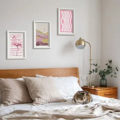 Mur de cadres avec motifs de flamants roses, paysage de montagne pastel et lettrage Chill