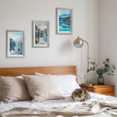 Mur de cadres lacs de montagne avec bateaux et reflets dans l'eau