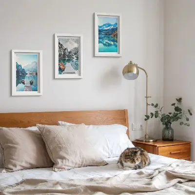 Mur de cadres lacs de montagne avec bateaux et reflets dans l'eau
