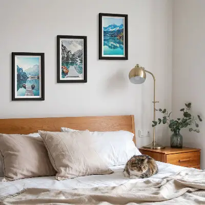 Mur de cadres lacs de montagne avec bateaux et reflets dans l'eau